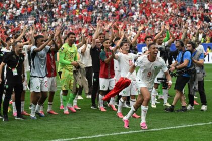 لاعب كرة قدم مغربي يحتفل بهدف في مباراة كأس العالم