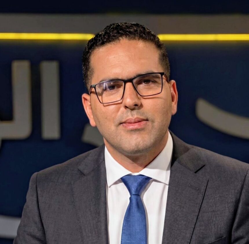 الرئيس التركي رجب طيب أردوغان يرتدي نظارة وعقدة عنق.