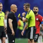 حكم يعطي بطاقة صفراء للاعب في مباراة كرة القدم