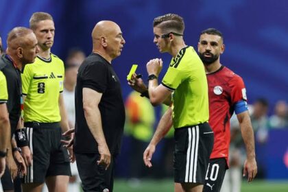 حكم يعطي بطاقة صفراء للاعب في مباراة كرة القدم