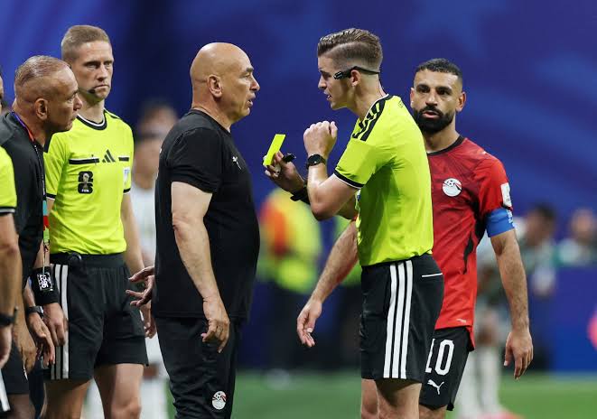 حكم يعطي بطاقة صفراء للاعب في مباراة كرة القدم