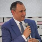 وزير الصناعة والتجارة رياض مزور يتحدث في مؤتمر صحفي