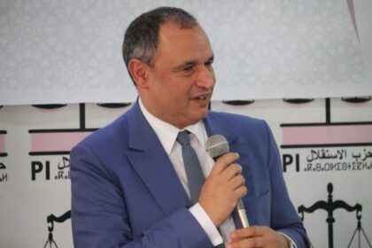 وزير الصناعة والتجارة رياض مزور يتحدث في مؤتمر صحفي