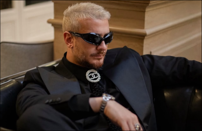 سعد لمجرد يرتدي ساعة يد فاخرة وعلامات هدوء على وجهه.