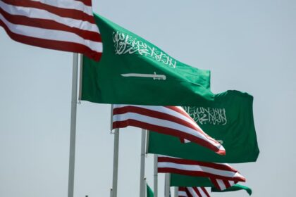 أعلام السعودية ترفرف في السماء