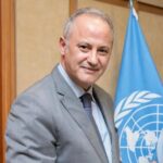 شخص يلقي خطابًا في مؤتمر حول ندرة المياه