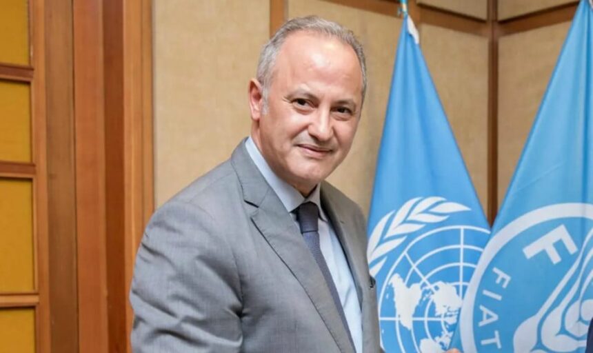 شخص يلقي خطابًا في مؤتمر حول ندرة المياه