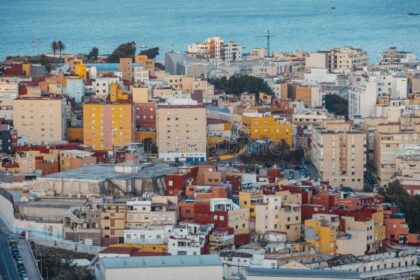 مشهد جوي لمبانٍ في مدينة ساحلية بسبتة