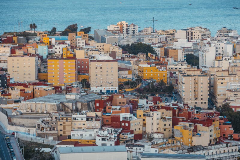 مشهد جوي لمبانٍ في مدينة ساحلية بسبتة