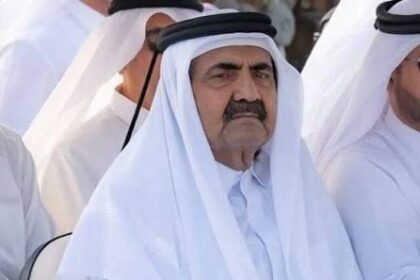 الشيخ حمد بن خليفة آل ثاني، أمير قطر السابق، في صورة رسمية.