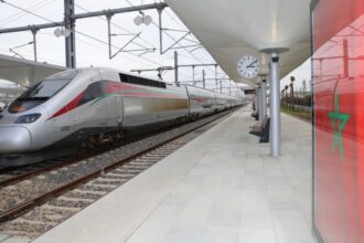 قطار فضي سريع في محطة سكك حديدية