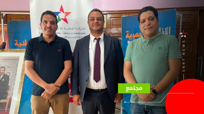 ثلاثة رجال يقفون بجانب لافتة SNRTNews.