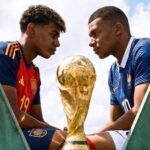 لاعب يحمل كأس العالم الذهبي في الملعب