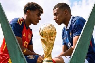 لاعب يحمل كأس العالم الذهبي في الملعب