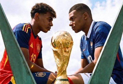 لاعب يحمل كأس العالم الذهبي في الملعب