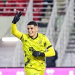 سفيان بن جديدة في زي أصفر يضيئه ضوء ساطع بالملعب