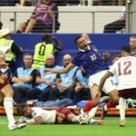 لاعب إسباني يحتفل بالهدف في مرمى فرنسا