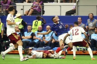 لاعب إسباني يحتفل بالهدف في مرمى فرنسا
