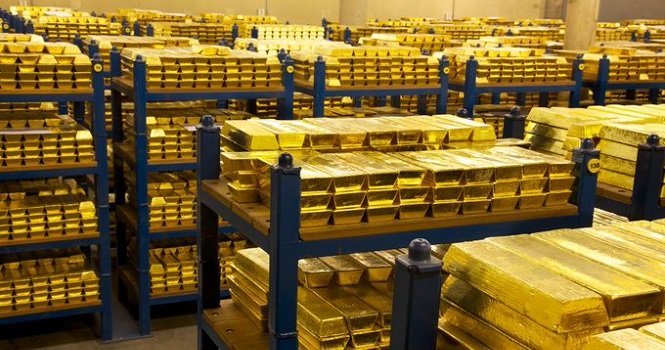 أكياس الذهب مكدسة على الرفوف.