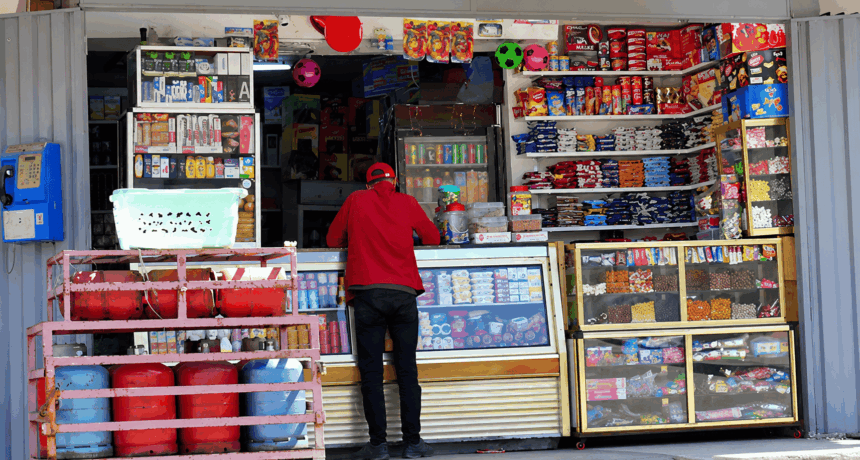 رجل يقف خلف واجهة متجر لبيع البوتان