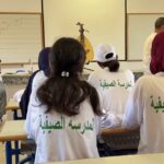 تلاميذ يستمعون لمعلمهم في الفصل الدراسي