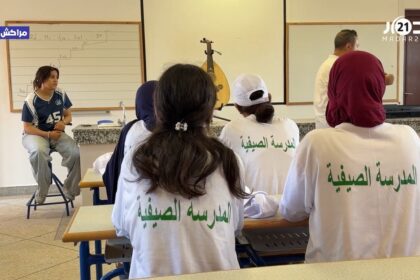 تلاميذ يستمعون لمعلمهم في الفصل الدراسي