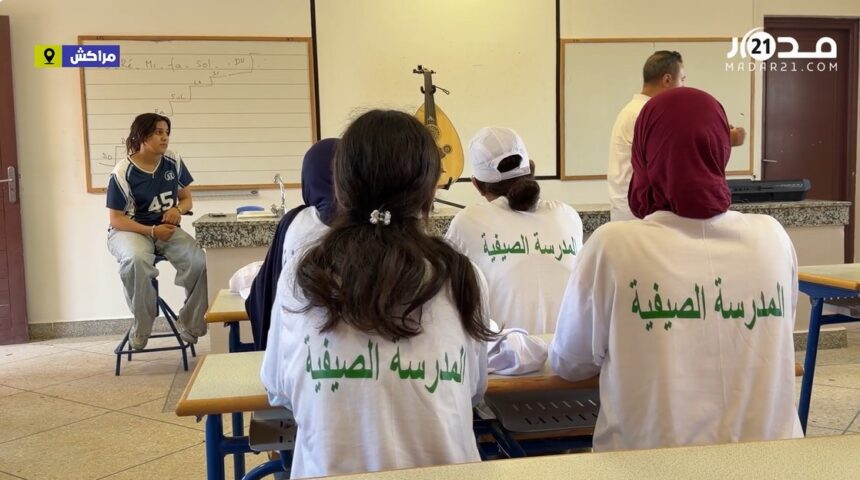 تلاميذ يستمعون لمعلمهم في الفصل الدراسي