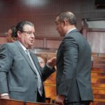 رجل يرتدي بدلة ينظر إلى رجل آخر يرتدي بدلة