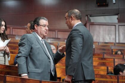 رجل يرتدي بدلة ينظر إلى رجل آخر يرتدي بدلة