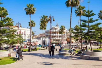 مدينة طنجة المغربية بمبانيها البيضاء ومآثرها التاريخية
