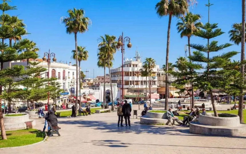 مدينة طنجة المغربية بمبانيها البيضاء ومآثرها التاريخية