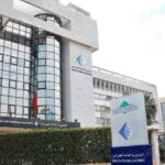 بناية حديثة محاطة بسياج أخضر