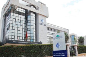 بناية حديثة محاطة بسياج أخضر