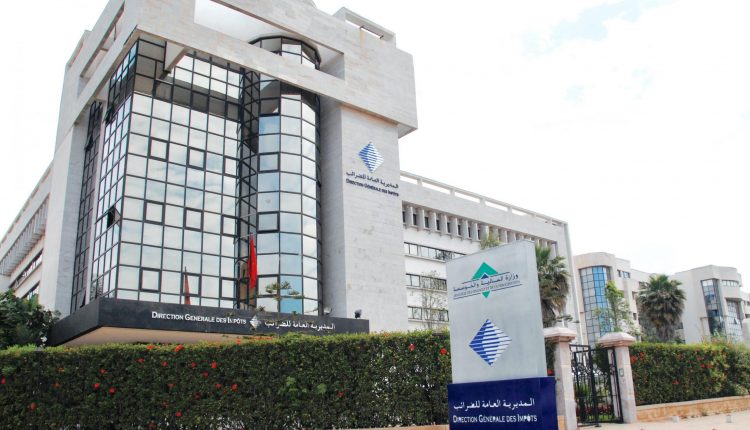 بناية حديثة محاطة بسياج أخضر