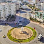 أفق مدينة تطوان يضم مباني معمارية وهياكل حجرية