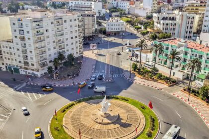 أفق مدينة تطوان يضم مباني معمارية وهياكل حجرية