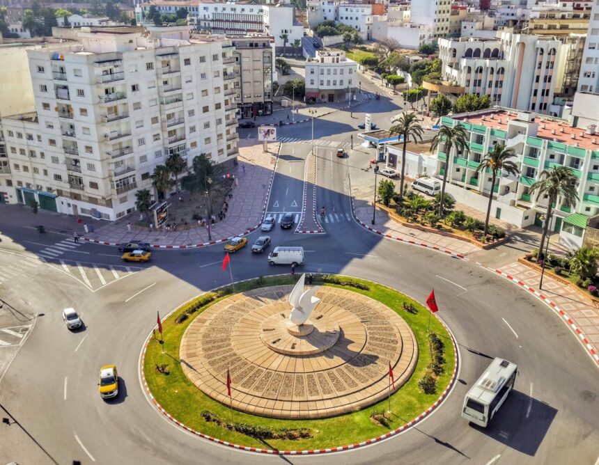 أفق مدينة تطوان يضم مباني معمارية وهياكل حجرية