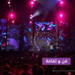 الجمهور يتفاعل مع الفنانين على خشبة المسرح