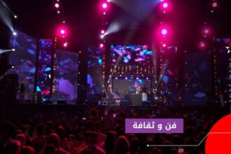 الجمهور يتفاعل مع الفنانين على خشبة المسرح