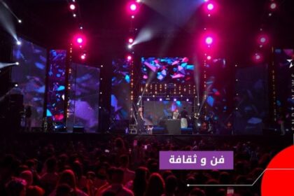 الجمهور يتفاعل مع الفنانين على خشبة المسرح