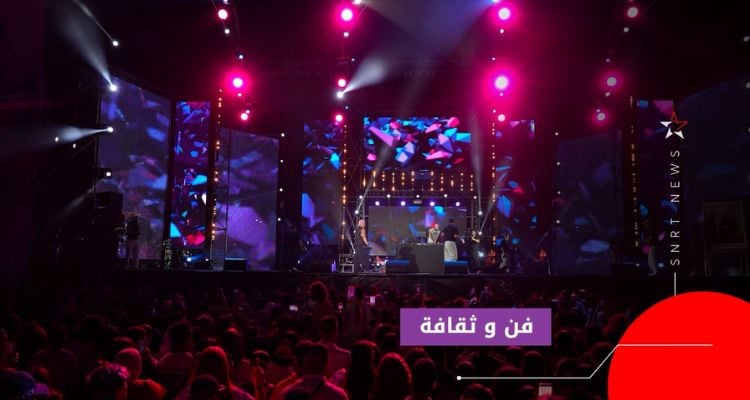 الجمهور يتفاعل مع الفنانين على خشبة المسرح