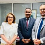 سيدتان تتحدثان خلال برنامج تلفزيوني