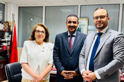 سيدتان تتحدثان خلال برنامج تلفزيوني