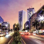 أشخاص ومركبات في شوارع الدار البيضاء