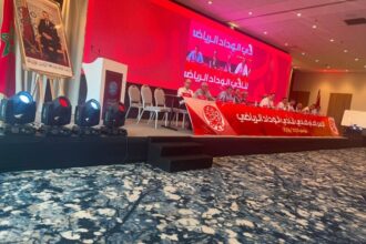 إبراهيم العسري يتحدث في اجتماع عام للوداد الرياضي.