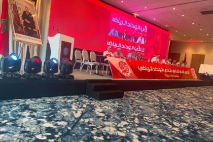 إبراهيم العسري يتحدث في اجتماع عام للوداد الرياضي.