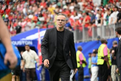 محمد وهبي وأيوب بوعدي يتفاعلان بعد مباراة كرة القدم