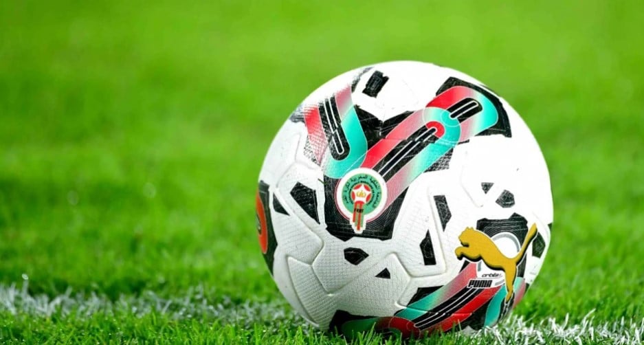 كرة قدم بيضاء تحمل شعار PUMA