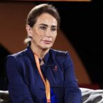 امرأة ترتدي سترة سوداء اللون.