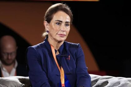 امرأة ترتدي سترة سوداء اللون.